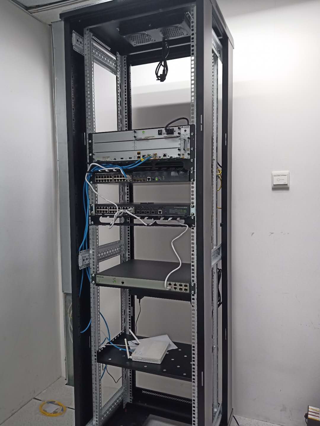 機(jī)房(fáng)網絡設備上(shàng)架