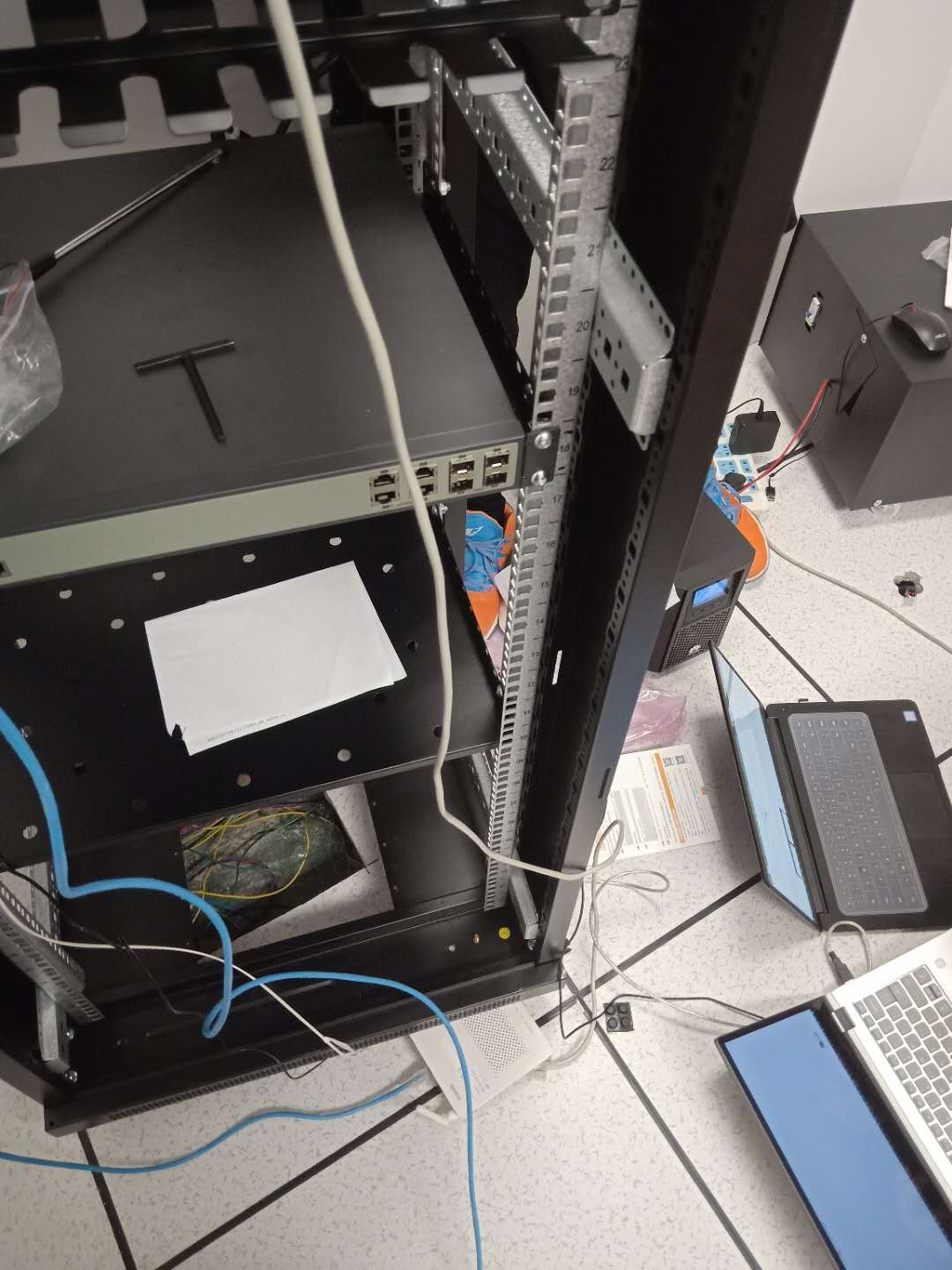機(jī)房(fáng)網絡設備上(shàng)架